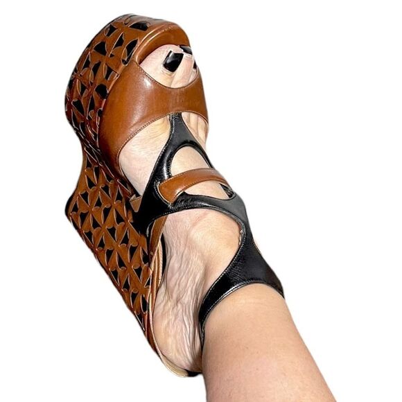 ALAIA Paris Leather Wedge Sandals - Picture 16 of 16